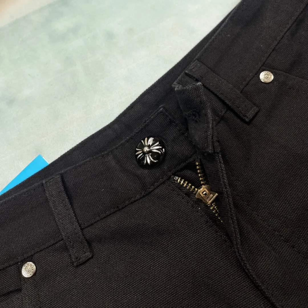 🅿️290 🔘Style No.-KL171 🔘Cro Heart𝐂𝐡𝐫𝐨𝐦𝐞 𝐇𝐞𝐚𝐫𝐭 25FW CH Large Cross Snake Print Leather Work Wear Logging Jeans* It is made of beaded canvas fabric and has been washed with heavy water. The upper body has a great texture and the pants are particularly tall and straight. The whole trousers are three-dimensionally cut, and the shape is simply amazing! The hardware is custom-made by ZP. The beaded canvas is thick but soft after washing and has good breathability. There are also customized small leather labels with unique designs. The workmanship is exquisite, the wiring is neat, the details are exquisite, simple and elegant. Moreover, these pants are super cool and have a genderless style. They can be easily worn by both men and women, and they are very trendy! The matching suggestions are as follows: Cool street style: Pair the upper body with a black Crow Heart short-sleeved T-shirt, a black motorcycle leather jacket, a pair of black Martin boots, a pair of black sunglasses and a black baseball cap. The overall look is cool and handsome, and it will turn heads when walking on the street. Casual and trendy style: Wear a white loose T-shirt inside, a denim jacket on the outside, and these Crocs jeans on the lower body. Wear a pair of white sneakers on your feet and a black Crocs backpack. It is casual and trendy, suitable for daily outings or gatherings with friends. Personalized mix-and-match style: Wear a colorful graffiti shirt open, a black vest underneath, and these jeans on the lower body. Wear a pair of high-top sneakers, such as Converse's colorful models. For accessories, you can choose some metal necklaces and bracelets to create a personalized mix-and-match style, which is very suitable for music festivals or trendy parties.  Size: S M L XL XXL (28.30.32.34.36) Color: Black